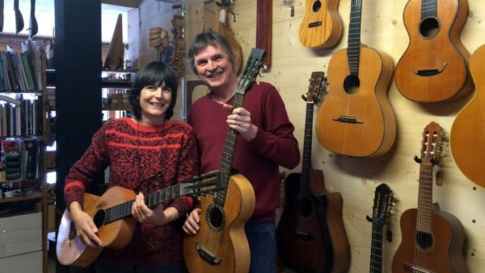 Cecilia e Werner Schär en lur lavuratori da construir ghitarras.