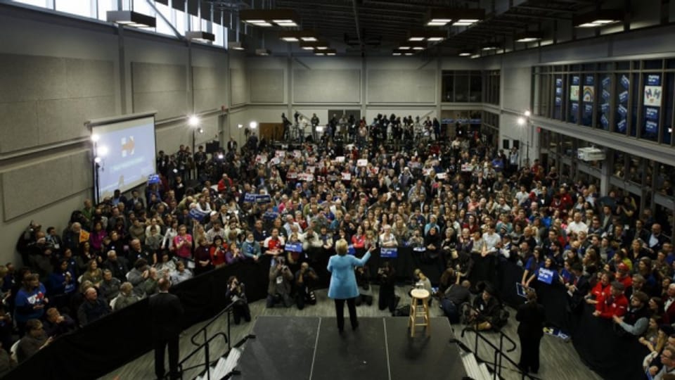 Hillary Clinton discurra avant il pievel a New Hampshire