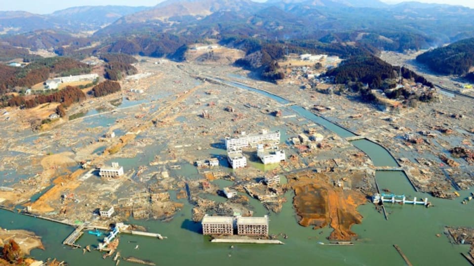 La citad Kamiishi en l'ost dal Giapun, dus dis suenter il terratrembel ed il tsunami.