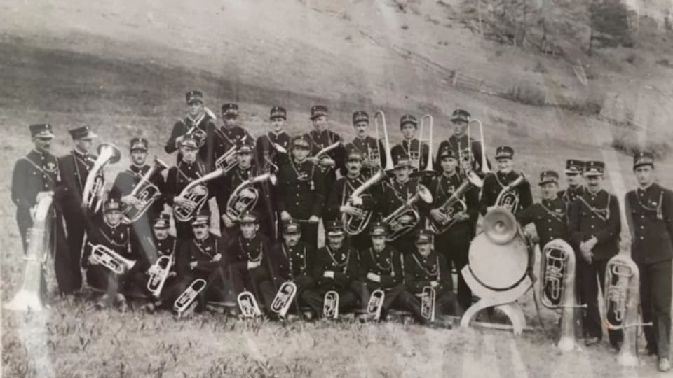 La societad da musica Zernez, l'onn 1945 durant la Festa da god.