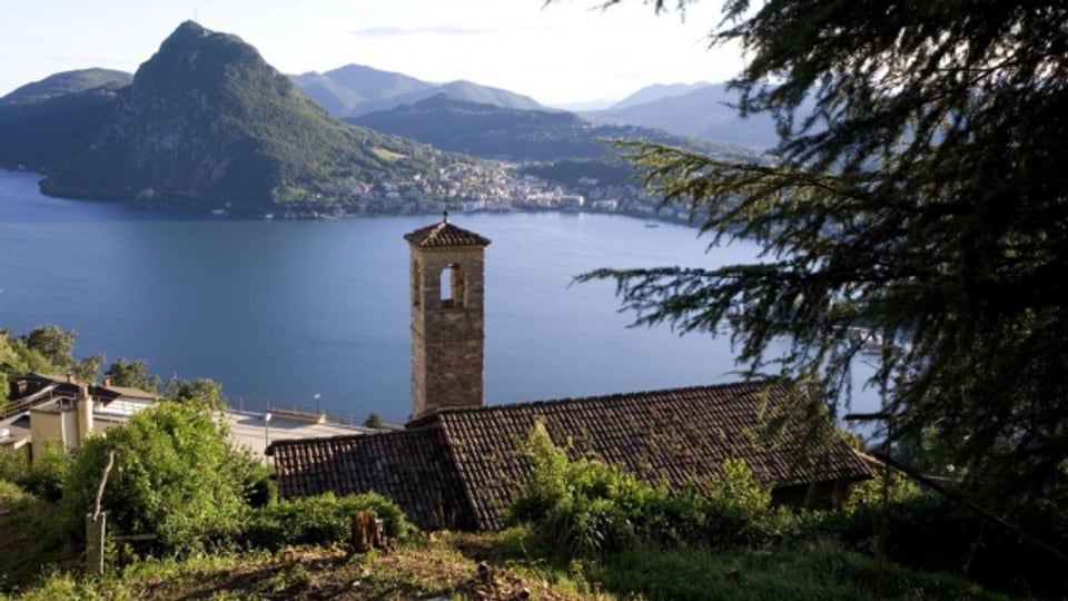Panorama sin la baselgia Monte Bre, il lai da Lugano ed il Monte San Salvatore.