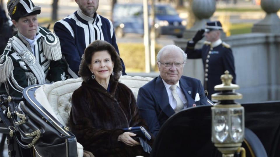 Retg Carl Gustaf e regina Silvia en charrotscha tras Stockholm.