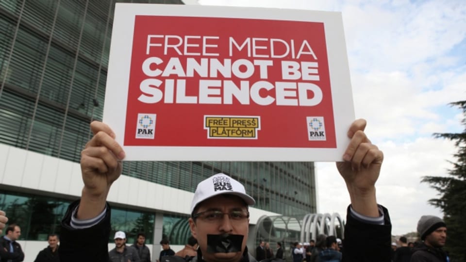 Ina demonstraziun en la Tirchia per la libertad da las medias