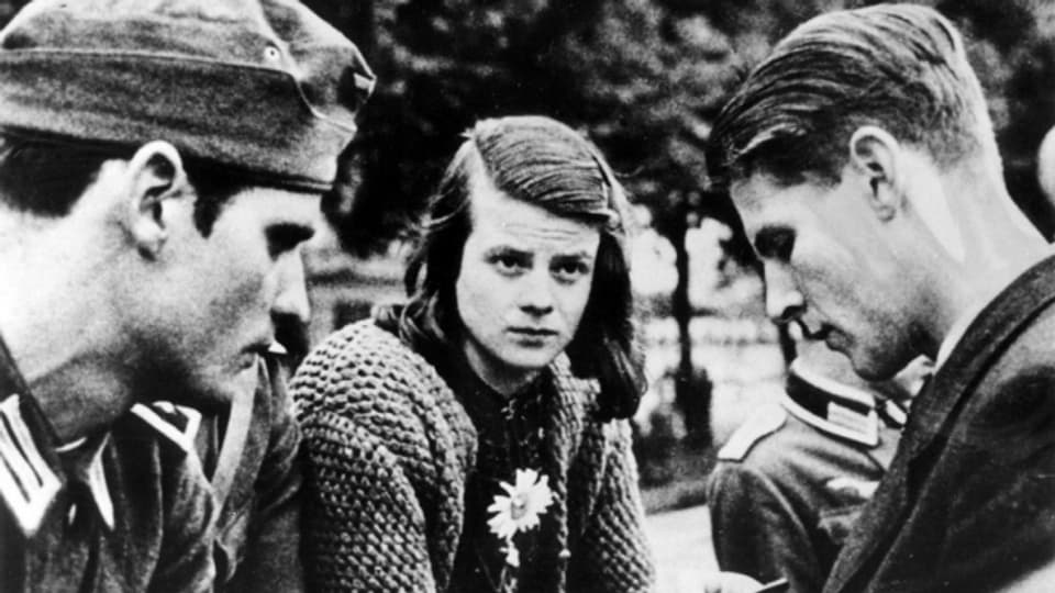 Fotografia nundatada da Sophie Scholl e commembers da la gruppa da resistenza Ros'alva da Minca, executai il 1943 dal reschim naziunalsocialistic.