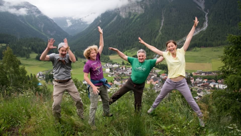 Ils iniziants dal festival a Bravuogn: Gian Rupf, Maya Albrecht, Lieni Roffler, Caroline Fink.