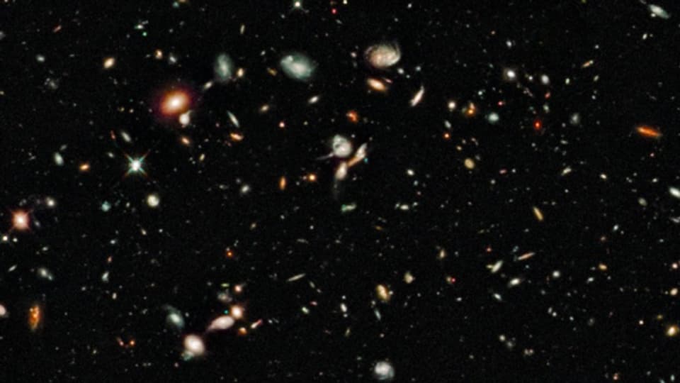 In sguard vers il passà - la fotografia dal telescop Hubble mussa galaxias ch’han existì avant enfin 12 milliardas onns. Il sfratg primar è stà avant 13,8 milliardas onns.