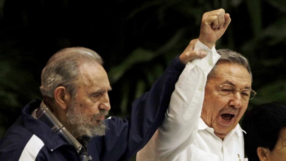 Fidel Castro ensemen cun ses frar Raúl Castro.
