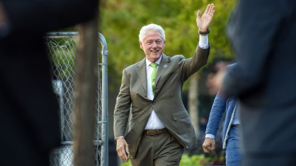 Actualmain sustegn Bill Clinton sia dunna en il cumbat electoral.