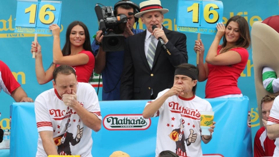 La concurrenza da mangiar hotdogs il 2015.