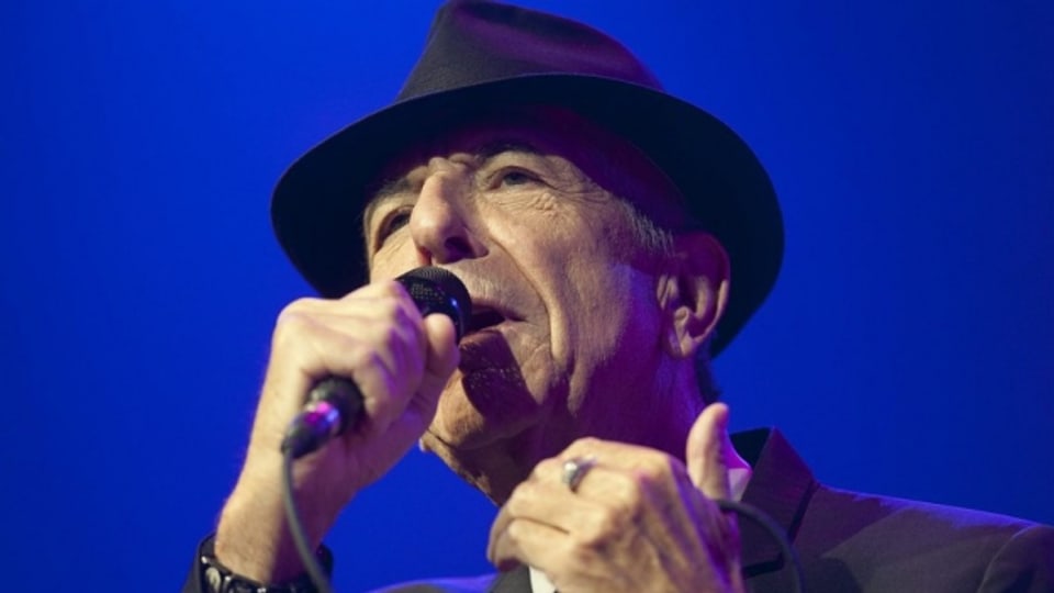 Leonard Cohen cun sia chapella tipica.