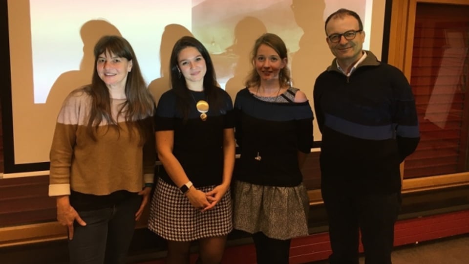 Il team da l'universitad da Turitg: Sabine Stoll, Jekaterina Mazara, Géraldine Walther, Michele Loporcaro (da sen).