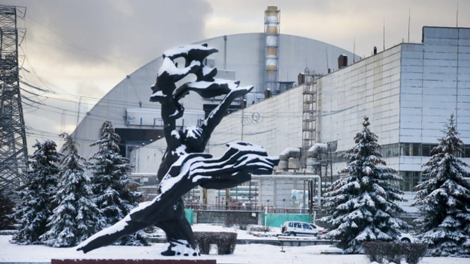 Il monument per las unfrendas davant il sarcofag da Tschernobyl