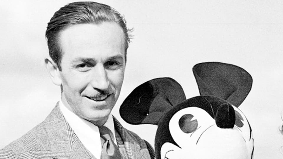 Walt Disney cun ina figura da ses Mickey Mouse.