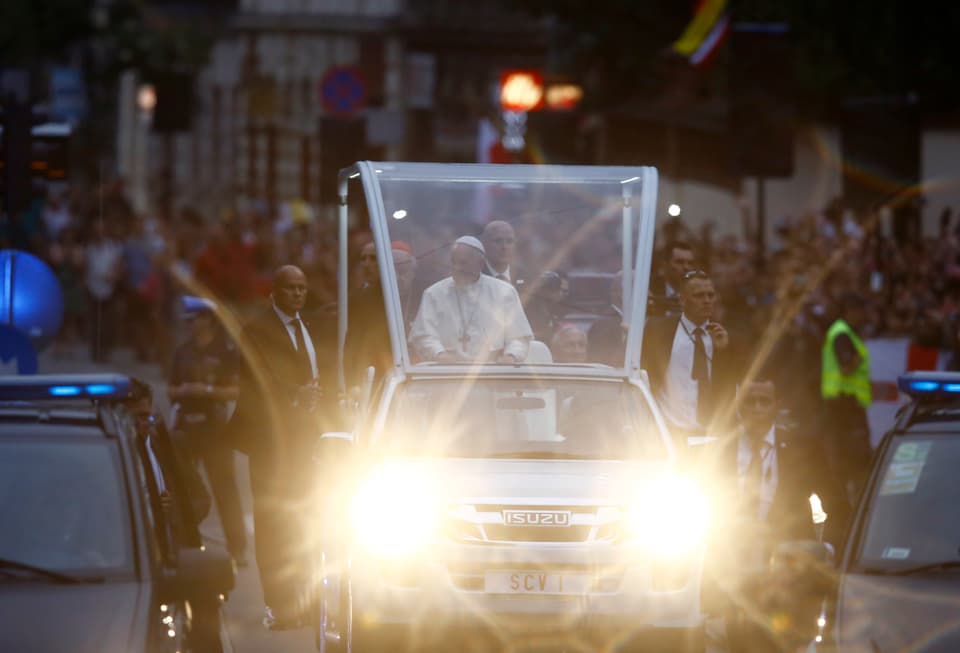 Il Papa en ses "Papamobil" tras las vias da Krakau