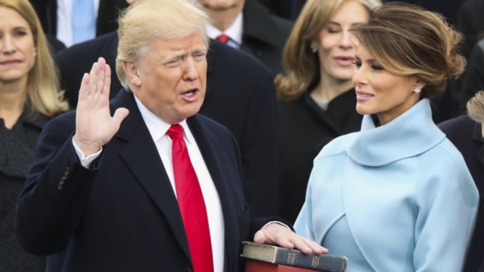 Melania Trump en blau cler durant la saramentaziun da Donald Trump.