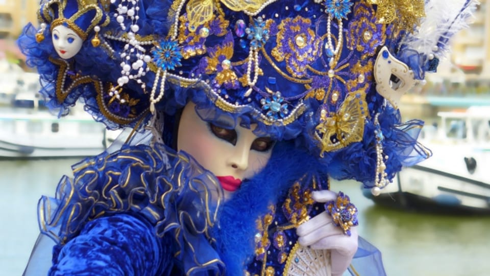 Mascras e costums filigrans èn tipics per il Carnevale di Venezia