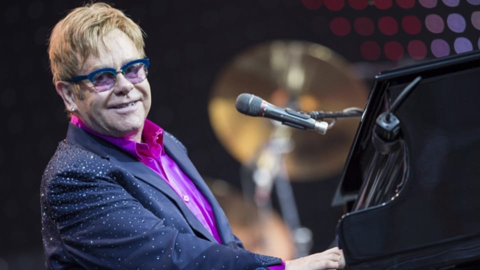Elton John durant in da ses numerus concerts.