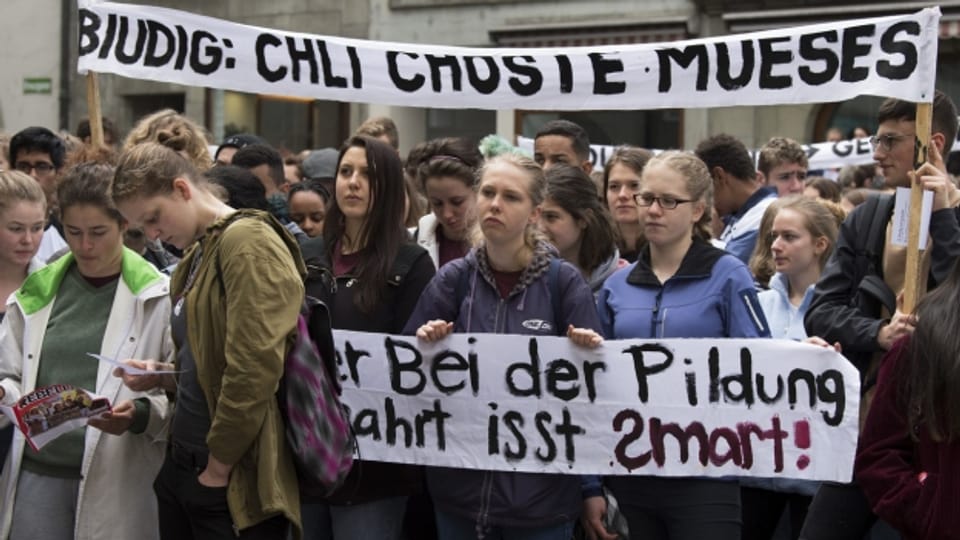 Protestas cunter spargnar tar la scolaziun e furmaziun