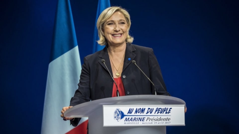 La populista dretga Marine Le Pen durant in pled avant aderents dal Front National.