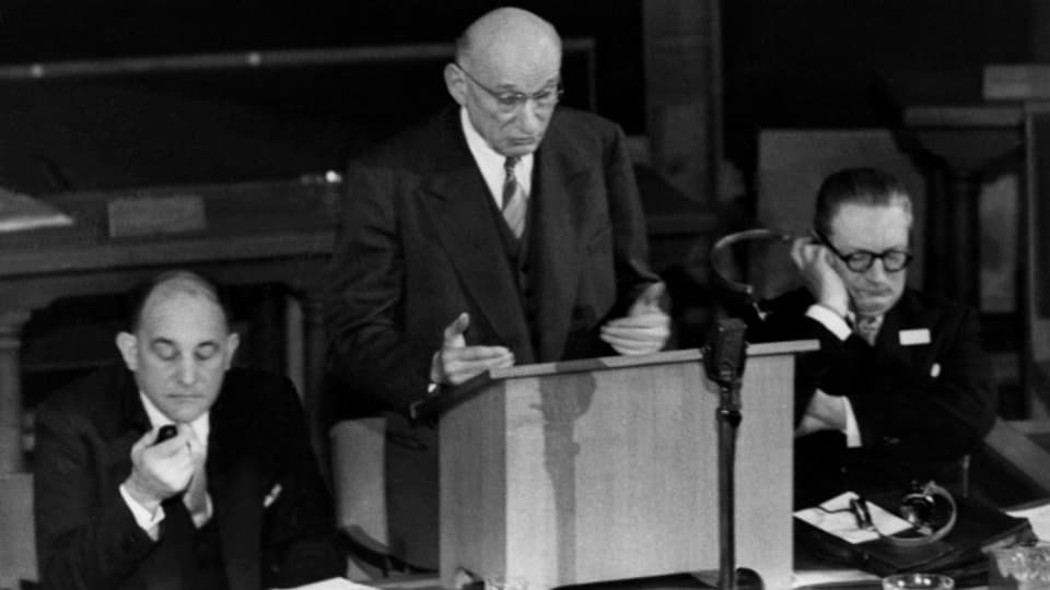 Robert Schuman, qua durant in pled a la conferenza d'industria europeica l'onn 1958.