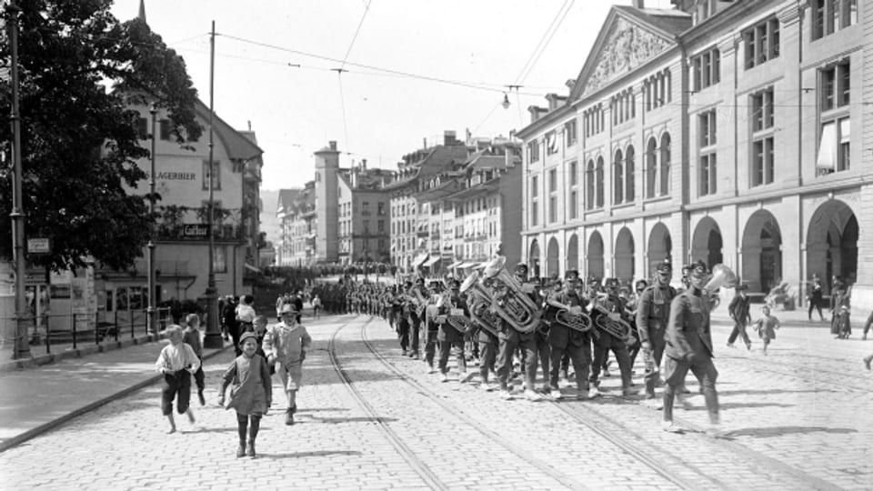 Musica militara sin il Kornhausplatz a Berna durant l'Emprima Guerra mundiala