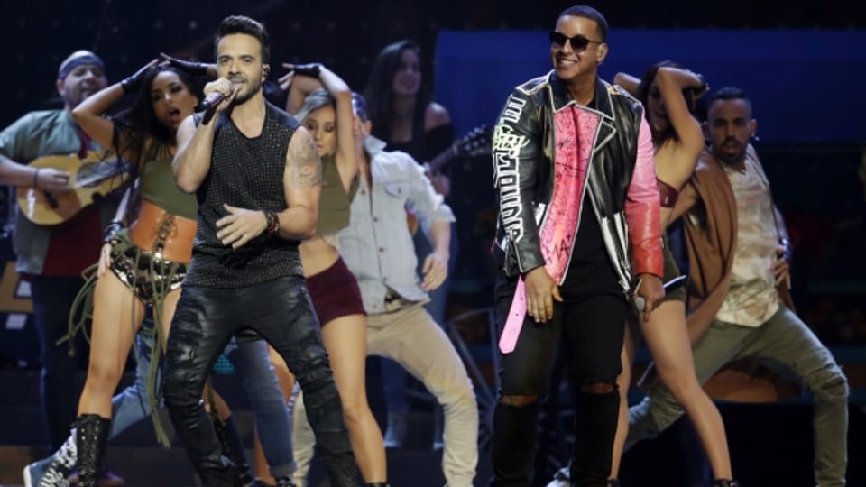 Luis Fonsi e Daddy Yankee durant in concert