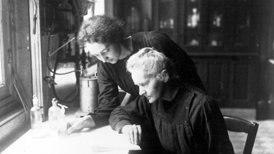 Marie Curie cun sia figlia Irène en il labor.