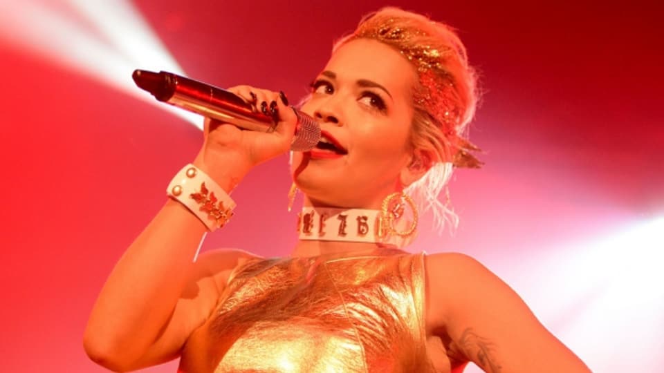 Rita Ora durant in concert