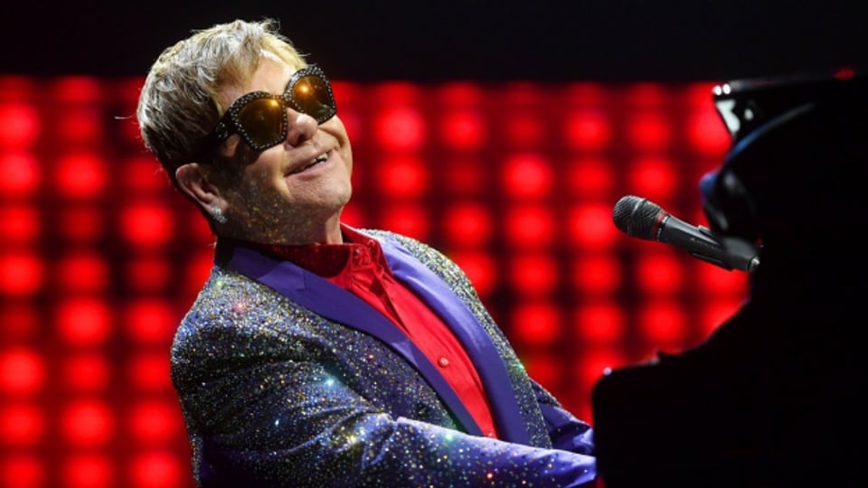 Elton John durant in concert