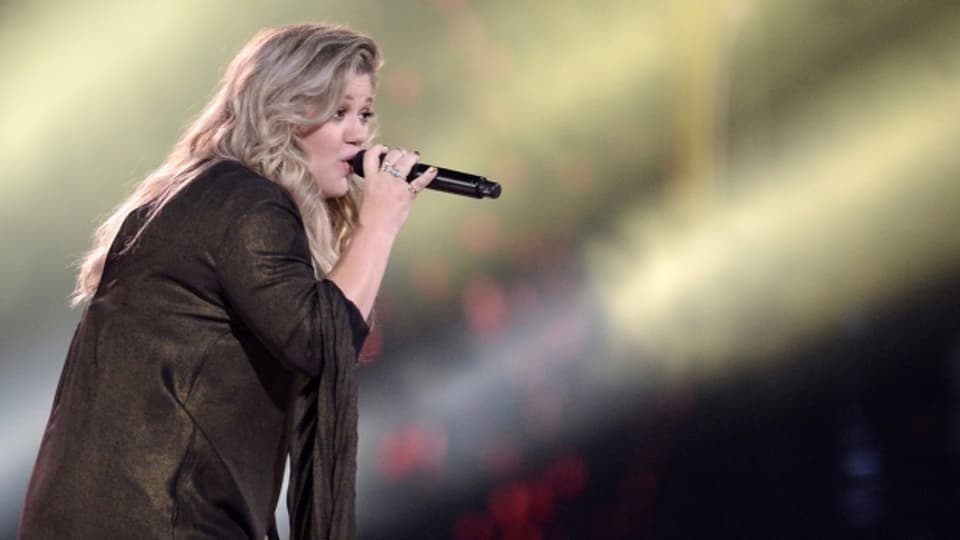 Kelly Clarkson durant in concert