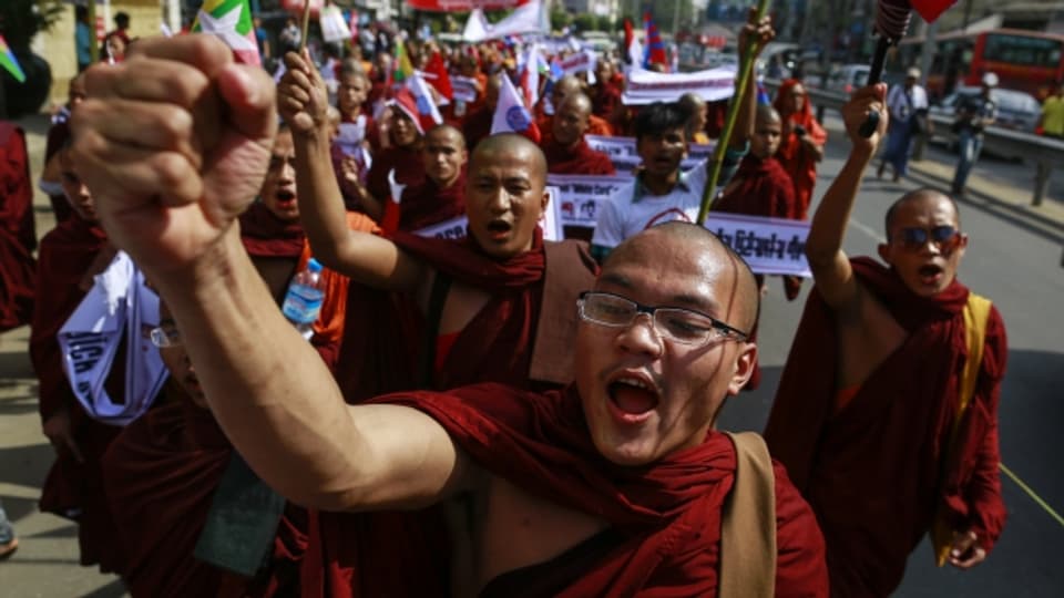 Protest da muntgs budists a Rangun, Myanmar, 11-02-2015.