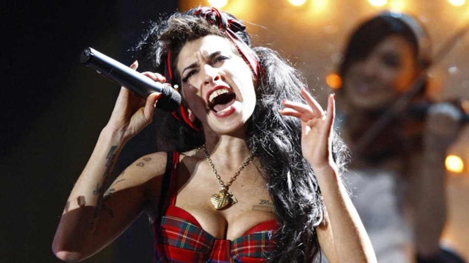 Amy Winehouse durant in concert