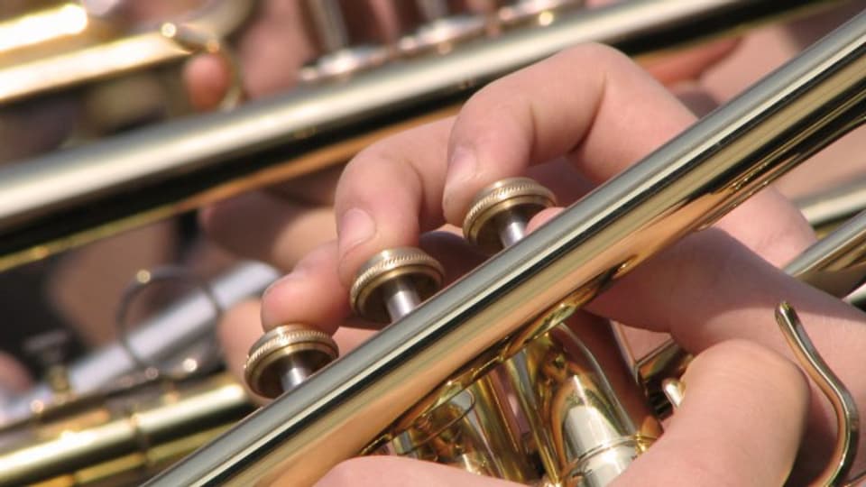 Musicists che sunan instruments a flad da sturs