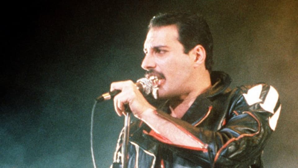 Freddie Mercury durant in concert.