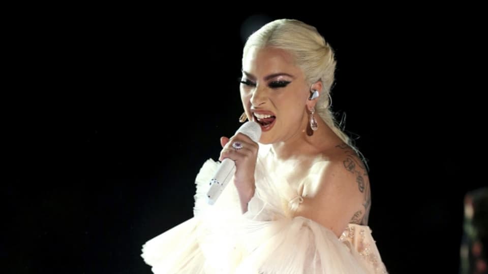 Lady Gaga tar in concert.