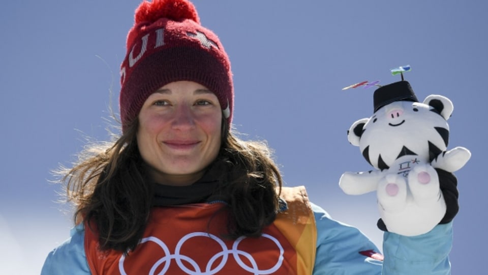 L'olimpionica Sara Höfflin suenter l'aur en il slopestyle a PyeongChang 2018.