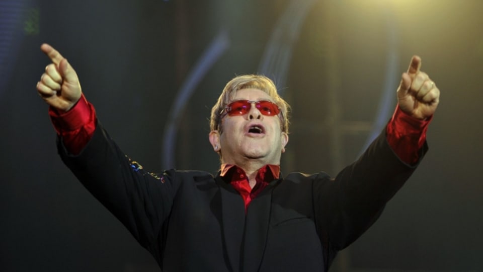 Elton John durant in concert.