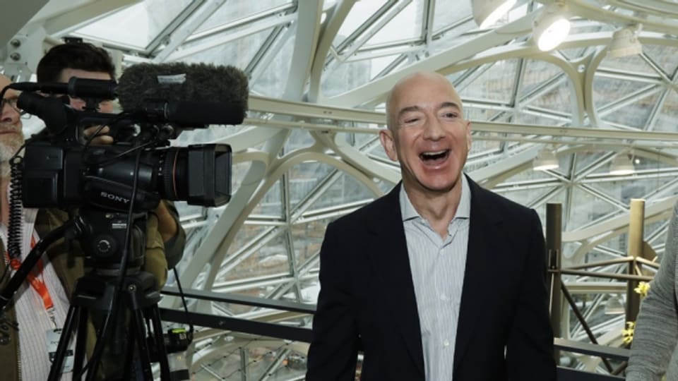 Jeff Bezos tar l'inauguraziun da Amazon Spheres a Seattle