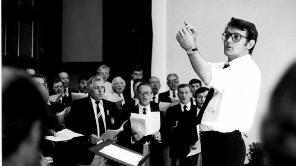 Marcus Zarn dirigia il chor viril Landquart 1982 durant la festa da chant a Basilea