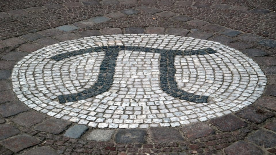 Il bustab grec è il simbol matematic per la cifra «pi» qua in mosaic avant l'universitad da Berlin.