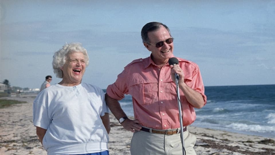 Barbara Bush il 1988 ensemen cun ses um George Bush.