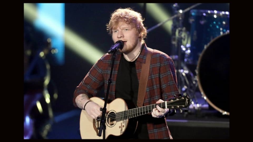Ed Sheeran durant in concert