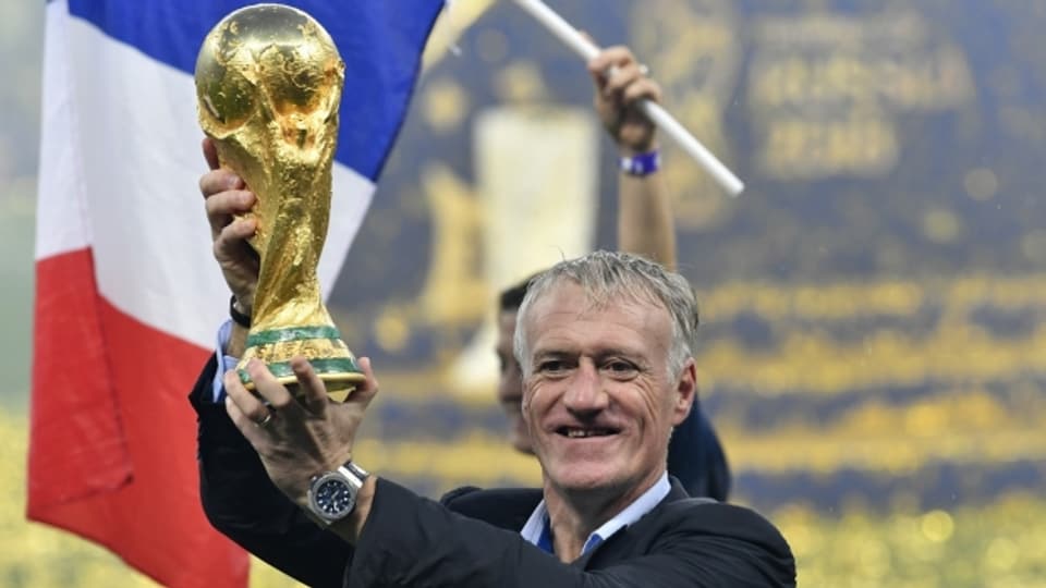 Didier Deschamps celebrescha la trofea da champiun mundial per la sucunda giada