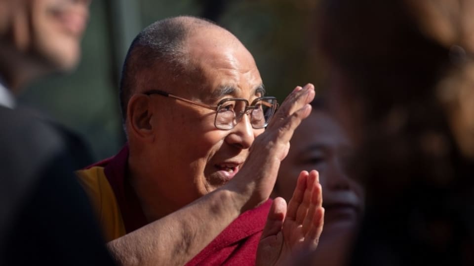 Tenzin Gyatso è il 14avel Dalai Lama dals budists tibetans.