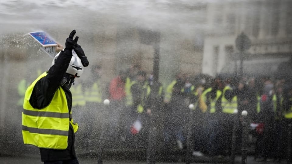 En Frantscha porta il protest la colur melna.