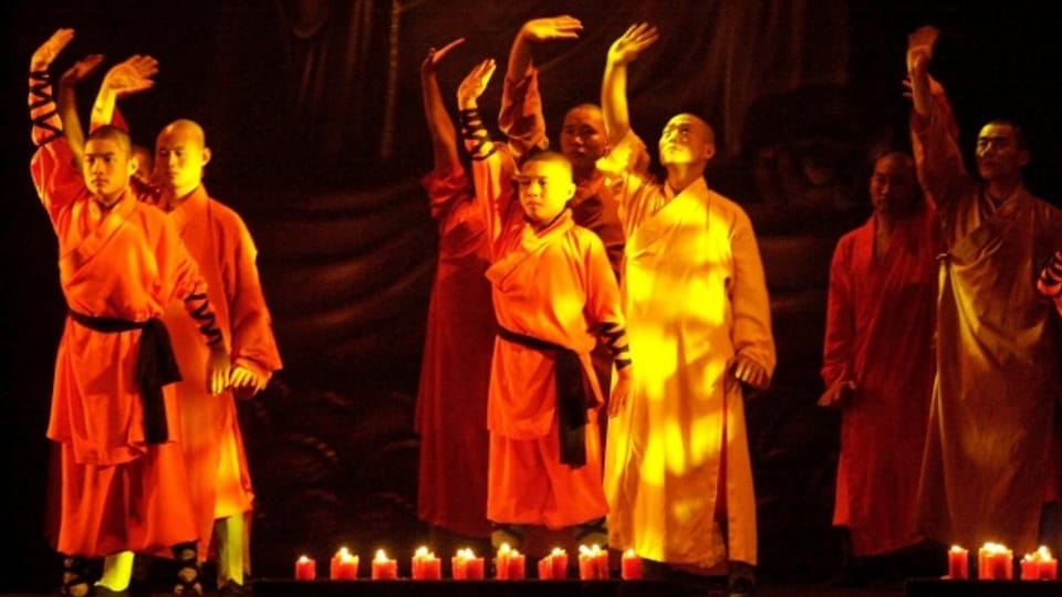 Paders da Shaolin tar ina presentaziun da lur arts da cumbat.