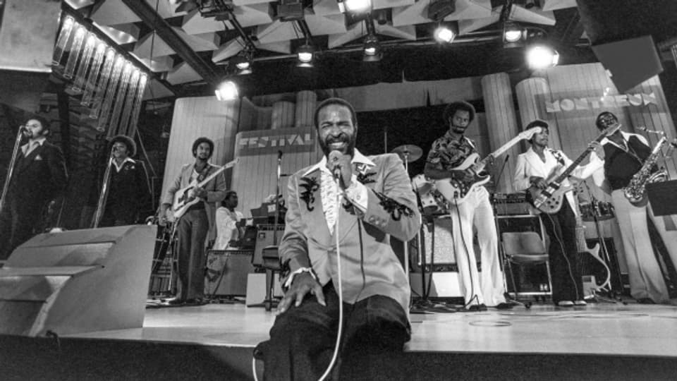 Marvin Gaye durant in concert 1980