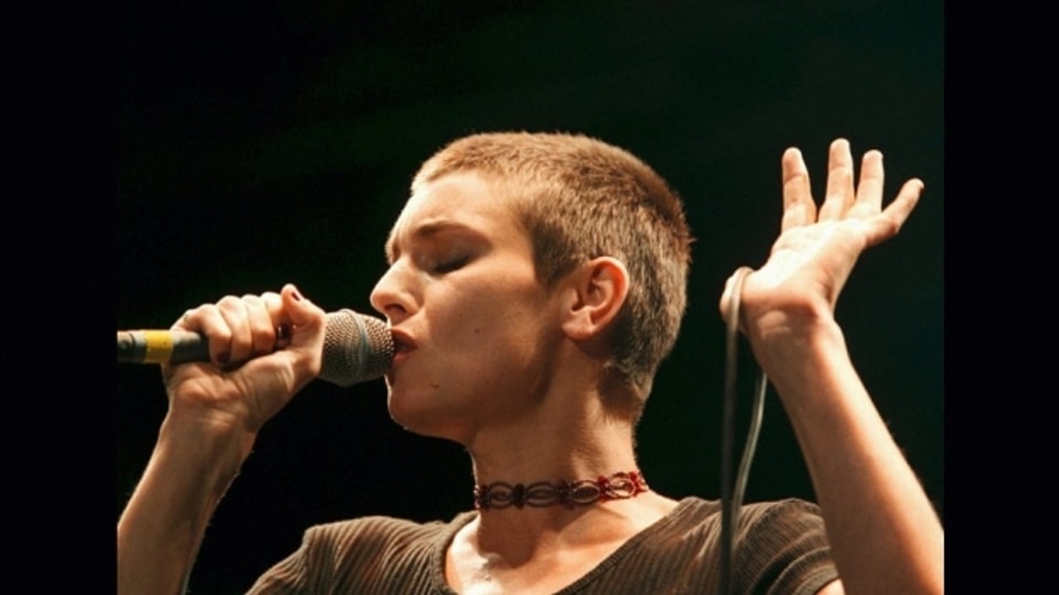 Sinead O'Connor durant in concert