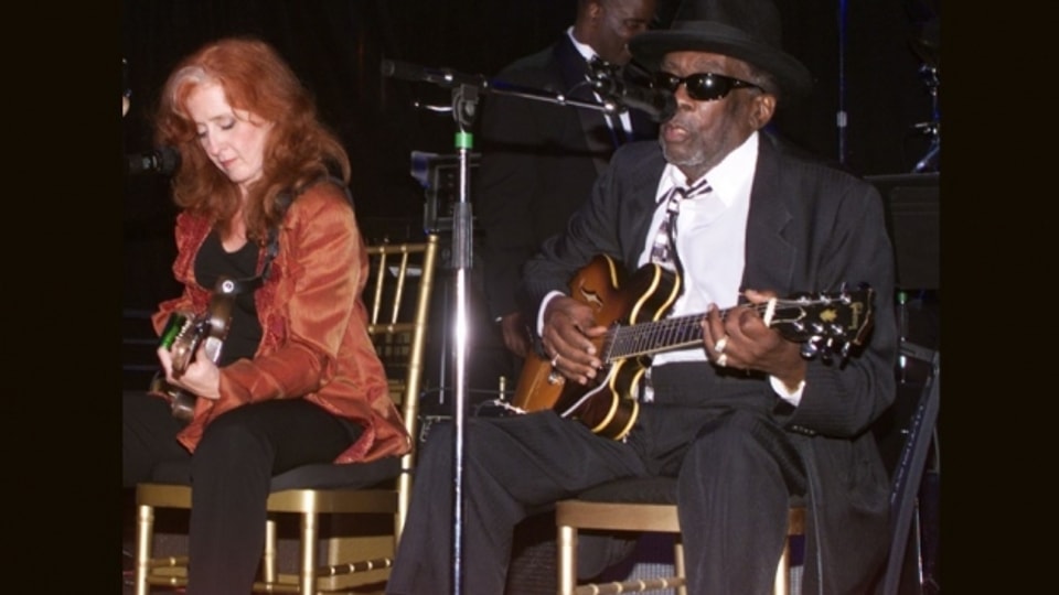 John Lee Hooker e Bonnie Raitt durant in concert