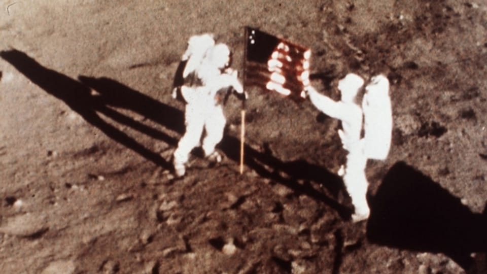 Ils 20 da fanadur 1969 è l'Apollo 11 sa platgada sin la glina.